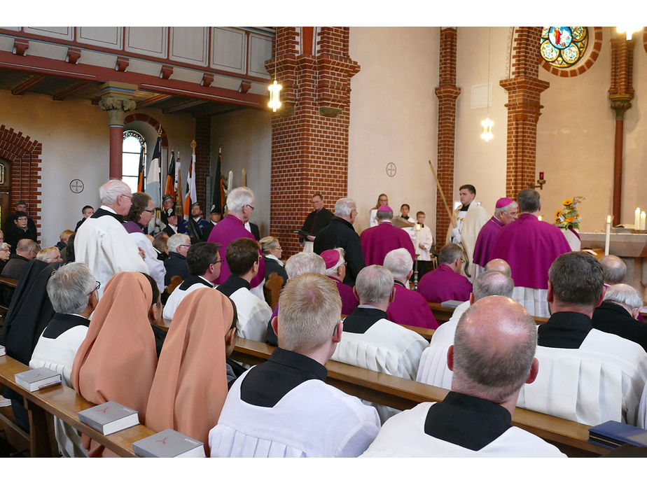 Pontifikalrequiem und Beisetzung von Weihbischof em. Johannes Kapp (Foto: Karl-Franz Thiede)